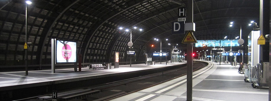 Berlin Hauptbahnhof während der Covid-19-Pandemie. 28.03.2020, 20:25, obere Bahnsteighalle, Blickrichtung Westen.