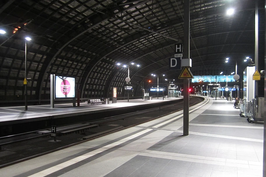 Berlin Hauptbahnhof während der Covid-19-Pandemie. 28.03.2020, 20:25, obere Bahnsteighalle, Blickrichtung Westen.