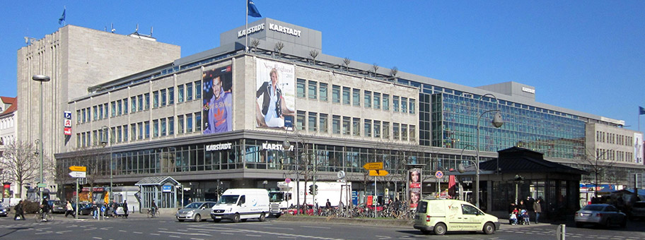 Das Warenhaus Karstadt am Hermannplatz, Hasenheide 1-6 (links), in Berlin-Kreuzberg.