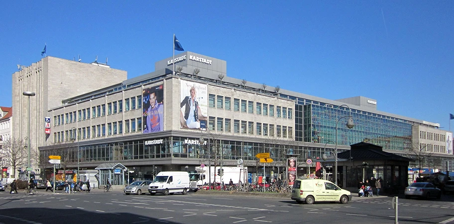 Das Warenhaus Karstadt am Hermannplatz, Hasenheide 1-6 (links), in Berlin-Kreuzberg. Die Fassade am Hermannplatz befindet sich genau auf der Grenze zum Ortsteil Berlin-Neukölln.