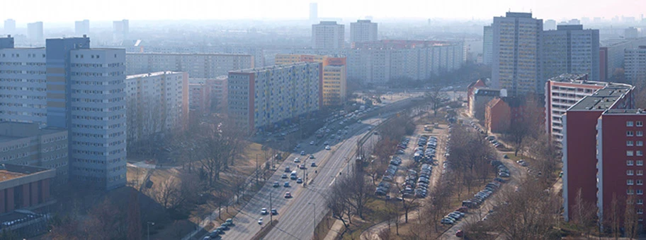 Berlin, Lichtenberg: Blick zum Berliner Stadtzentrum, im Vordergrund die Strasse Alt-Friedrichsfelde.