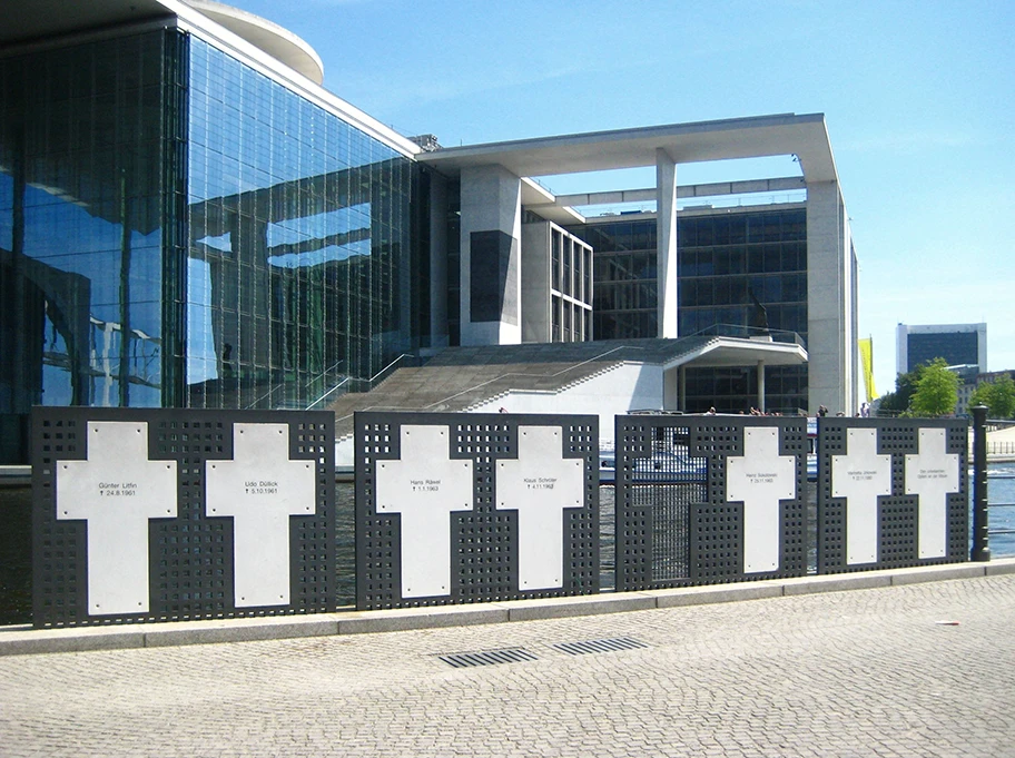 Gedenkkreuze für Opfer der Berliner Mauer am Spreeufer in Berlin.