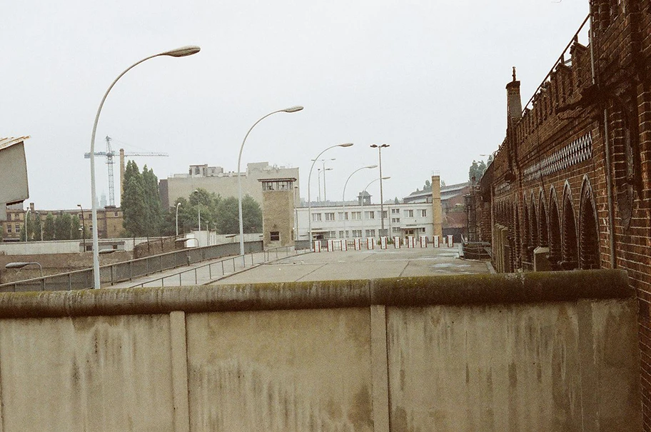 Wenn man die furchtbaren Toten, die in fast vierzig Jahren an den Grenzen der DDR ums Leben kamen, mit jenen vergleicht, die nur an einem einzigen Tag vor einer griechischen Insel ertrinken, kommt man zu realistischen Urteilen über die gegenwärtigen Verhältnisse.