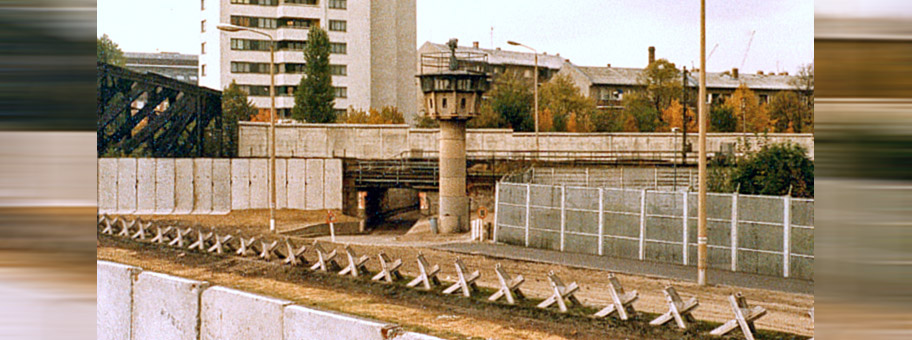 Berliner Mauer mit Panzersperren (Liesenstrasse-Gartenstrasse 1980).