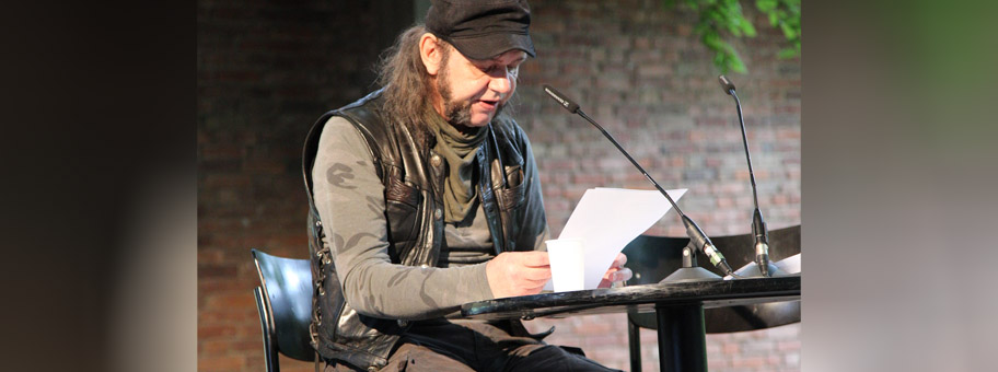 Bert Papenfuss Gorek bei einer Lesung auf dem Lyrikmarkt Berlin 2017.