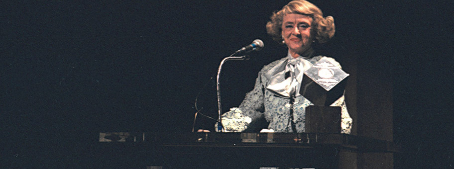 Bette Davis, hier an der Filmex Tribute 1981, spielt in dem Film „Was geschah wirklich mit Baby Jane?” den ehemaligen Kinderstar Baby Jane.