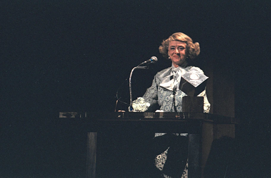 Bette Davis, hier an der Filmex Tribute 1981, spielt in dem Film „Was geschah wirklich mit Baby Jane?” den ehemaligen Kinderstar Baby Jane.