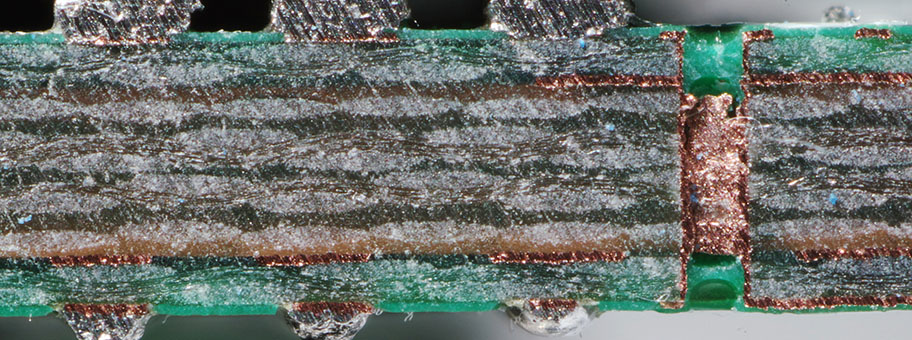 Schnitt durch eine Multilayer-Platine mit aufgelötetem IC in BGA-Technik.