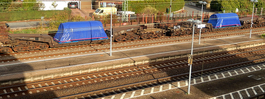 Zwei Castor-Behälter für den Atommülltransport aus dem stillgelegten Kernkraftwerk Biblis im Bahnhof Biblis, November 2013. Bei der Beförderung von unbewachten Castor-Behältern mit der Eisenbahn werden zum Schutz von Personen, der Umwelt und Natur sowie von Gegenständen Schutzwagen zwischen den Castor-Behältern eingesetzt.