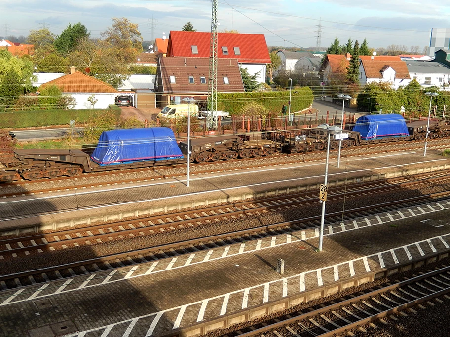 Zwei Castor-Behälter für den Atommülltransport aus dem stillgelegten Kernkraftwerk Biblis im Bahnhof Biblis, November 2013. Bei der Beförderung von unbewachten Castor-Behältern mit der Eisenbahn werden zum Schutz von Personen, der Umwelt und Natur sowie von Gegenständen Schutzwagen zwischen den Castor-Behältern eingesetzt.