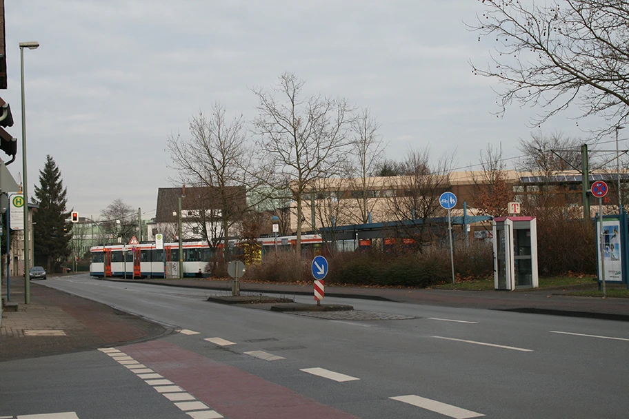 Bielefeld, einfahrende Stadtbahn an der Stadtbahnhaltestelle Sudbrackstrasse der Linie 1.