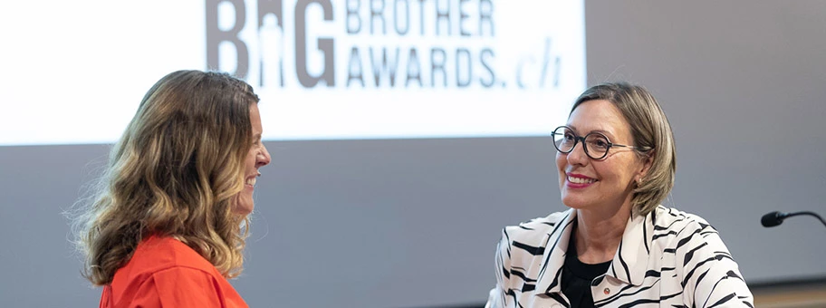 Moderatorin Jasmin Clamor im Gespräch mit Gastgeberin Gabriele Siegert an den Big Brother Awards Schweiz 2019.