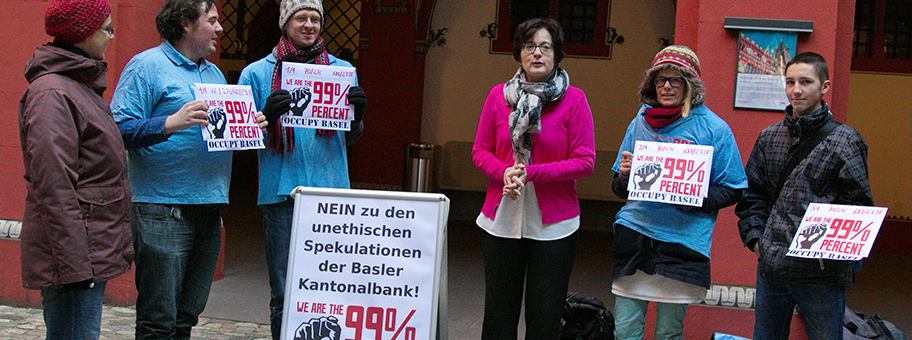 Aktivist*innen von Occupy Basel beim Einreichen der Unterschriften für das BKB-Referendum.