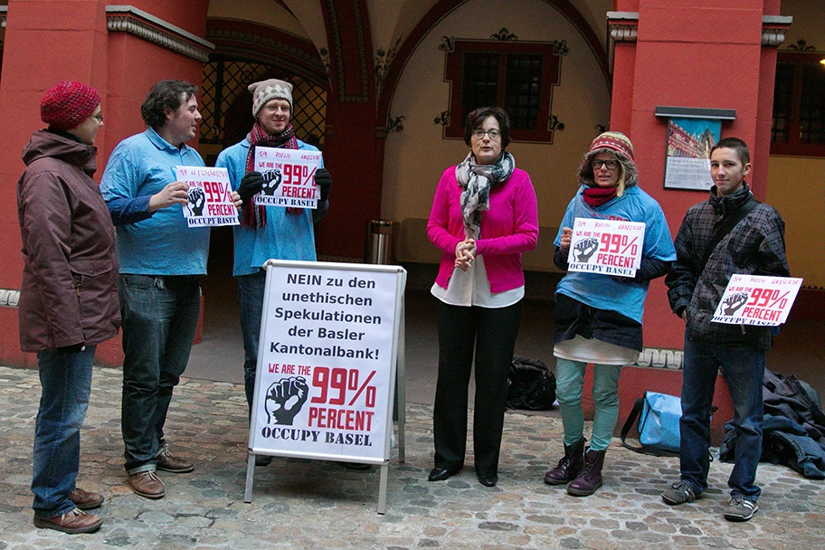 Aktivist*innen von Occupy Basel beim Einreichen der Unterschriften für das BKB-Referendum.