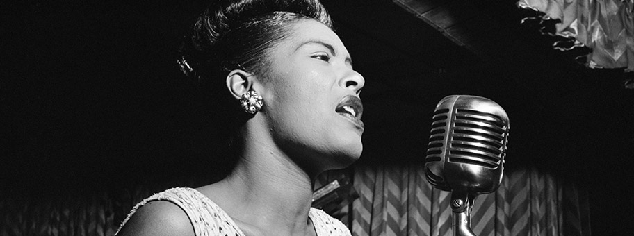 Billie Holiday im Downbeat Club, einem Jazz Club in New York City, Februar 1947.