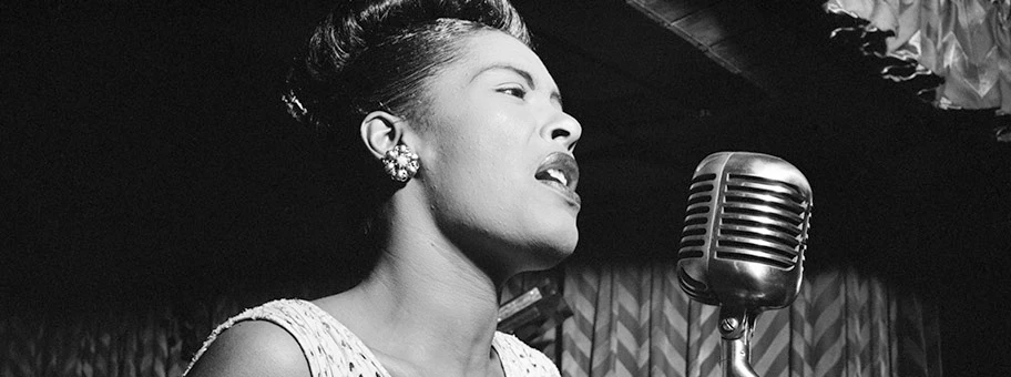 Billie Holiday im Downbeat Club, einem Jazz Club in New York City, Februar 1947.