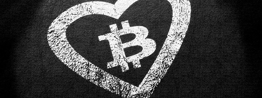 Bitcoin-Symbol mit Herz auf einem schwarzen Hintergrund.