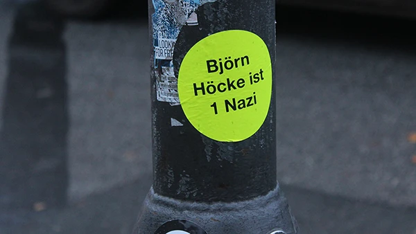 Aufkleber auf Ampelmast in Hamburg: "Björn Höcke ist 1 Nazi".