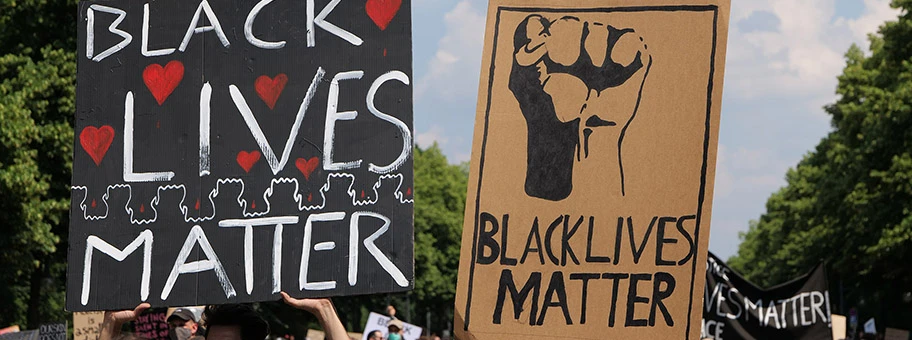 BlackLivesMatter Kundgebung auf der Straße des 17. Juni am Großen Stern in Berlin am 27. Juni 2020.
