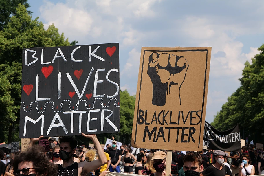 BlackLivesMatter Kundgebung auf der Straße des 17. Juni am Großen Stern in Berlin am 27. Juni 2020.