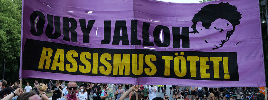 BlackLivesMatter Kundgebung auf der Strasse des 17. Juni am Grossen Stern in Berlin am 27. Juni 2020.