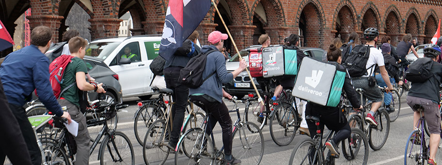 Black FridayDemonstration gegen die Arbeitsbedingungen beim Essenslieferdienst Deliveroo in Berlin, April 2018.