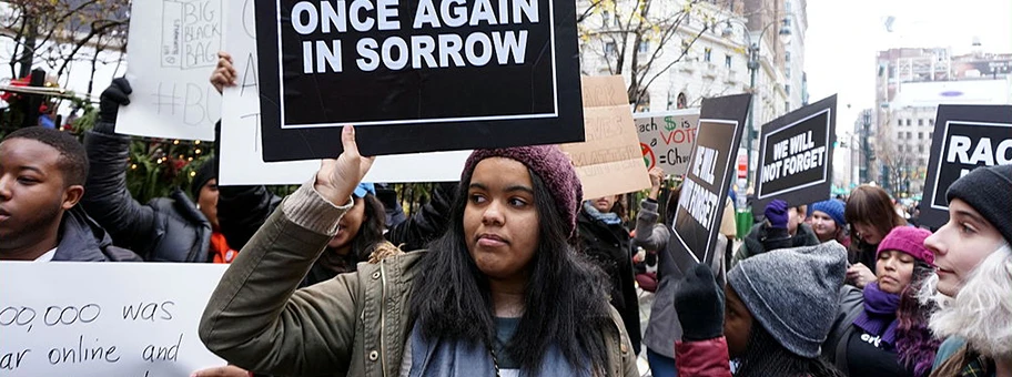 Bild:Black Lives Matter-Solidaritätskundgebung in New York am 28. November 2014 für die Opfer von Ferguson.