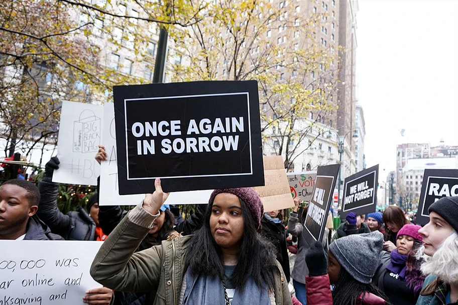 Bild:Black Lives Matter-Solidaritätskundgebung in New York am 28. November 2014 für die Opfer von Ferguson.