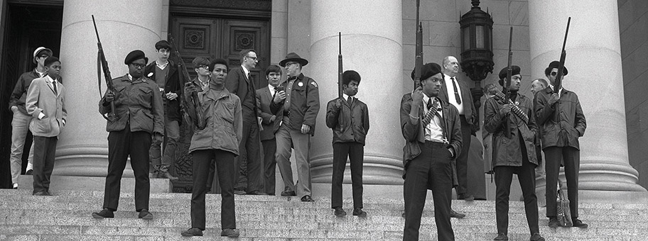Demonstration von Mitgliedern der Black Panther Party.