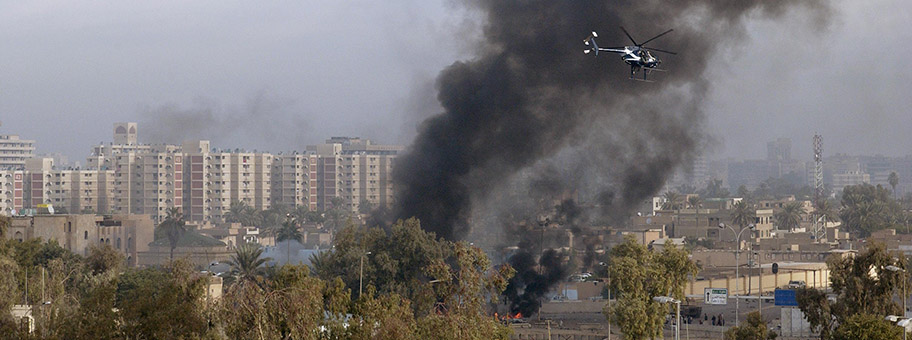 Helikopter der privaten Sicherheitsfirma Blackwater über Bagdad, Dezember 2004.