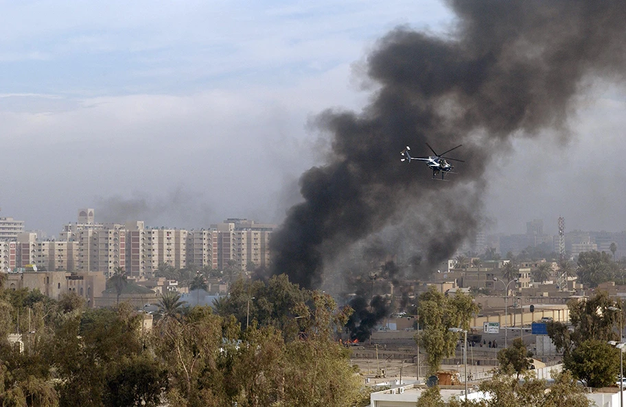 Helikopter der privaten Sicherheitsfirma Blackwater über Bagdad, Dezember 2004.