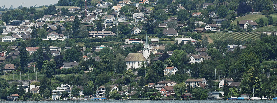 Blick vom Zürichsee auf Herrliberg.