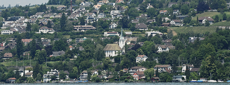 Blick vom Zürichsee auf Herrliberg.