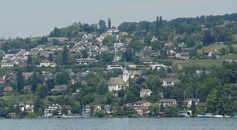 Blick vom Zürichsee auf Herrliberg.