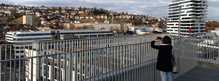 Blick in die Stadtbibliothek auf das Bürgerhospital in Stuttgart.