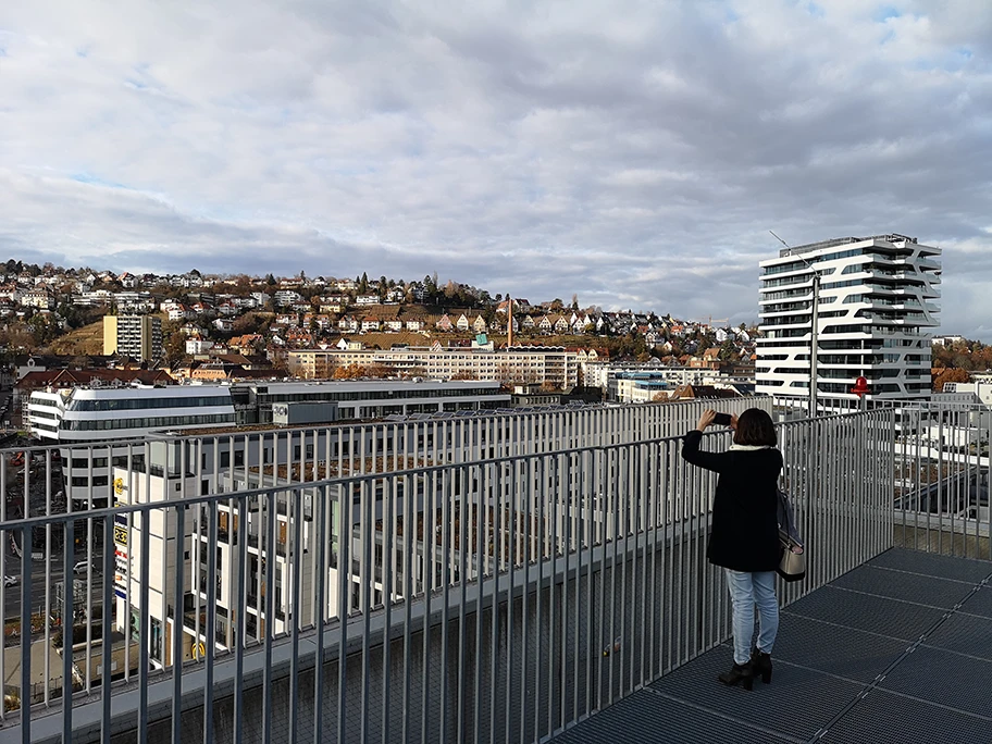 Blick in die Stadtbibliothek auf das Bürgerhospital in Stuttgart.