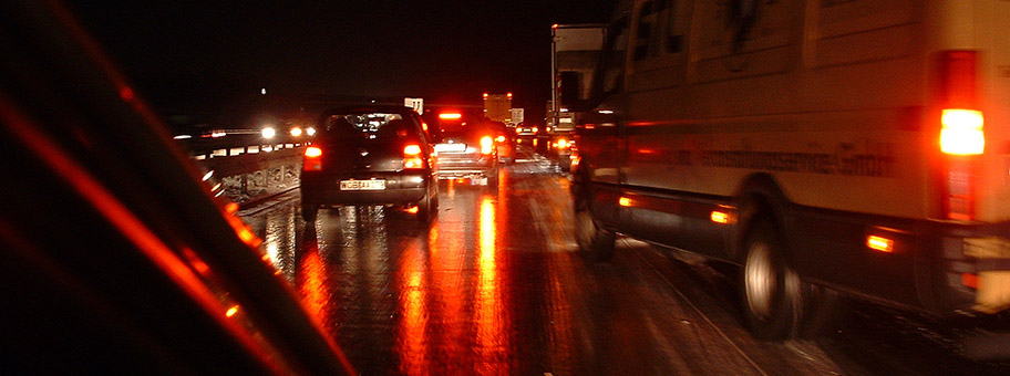 Stau bei Blitzeis auf der Autobahn A13.