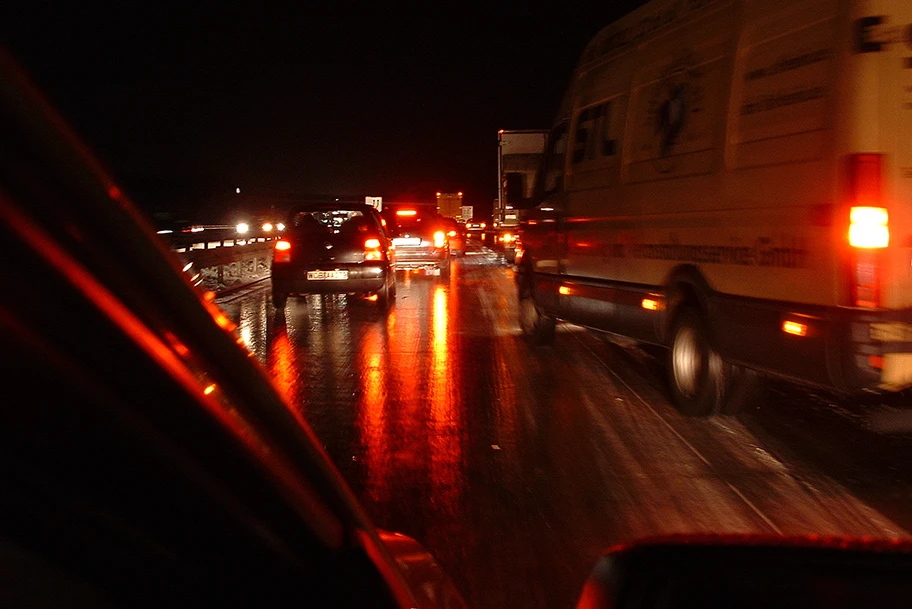 Stau bei Blitzeis auf der Autobahn A13.