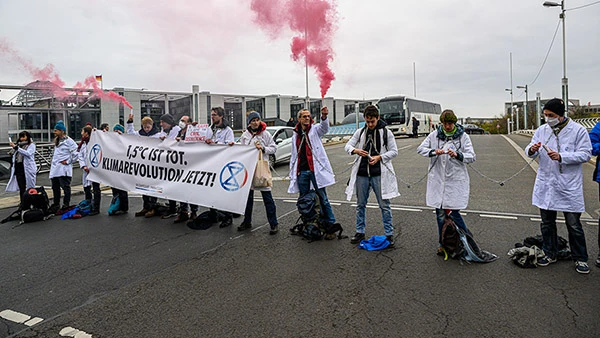 Wissenschaftler blockieren am 6. April 2022 in Berlin gemeinsam mit Scientists Rebellion-Aktivist:innen die Kronprinzenbrücke, um auf die Klimakrise aufmerksam zu machen.