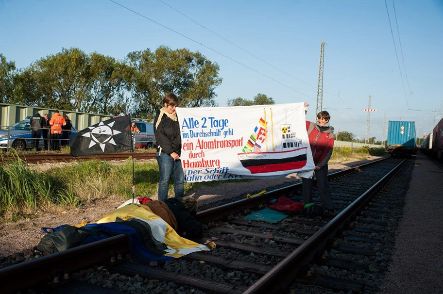 Blockade eines Urantransportes bei Hamburg.