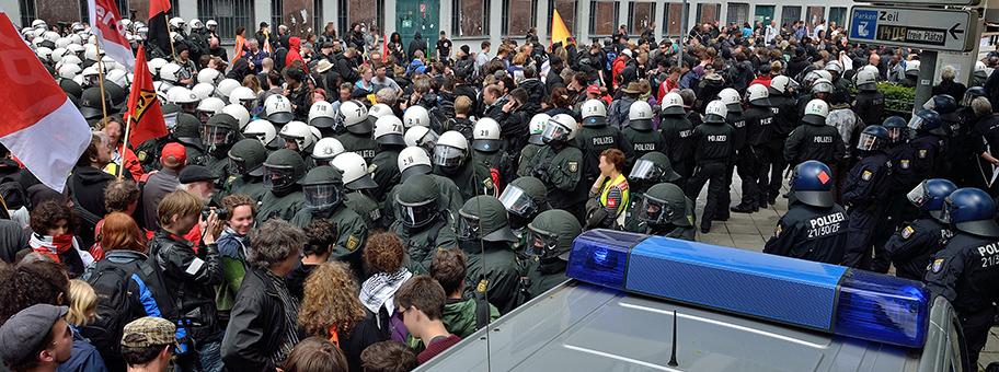 Blockupy 2013 in Frankfurt: Spaltung und Einkesselung der Demonstration durch die Polizei. Die Gesichter von Demonstranten wurden durch den Fotografen unkenntlich gemacht.
