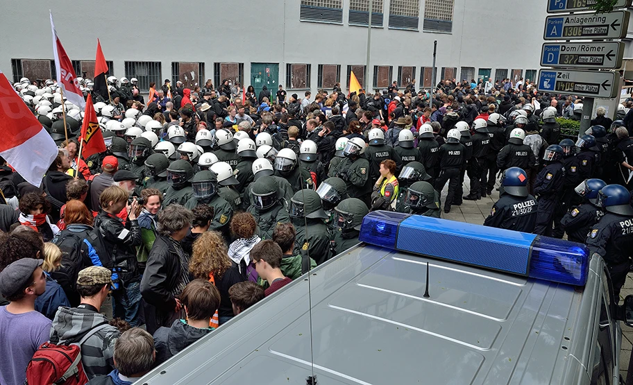 Blockupy 2013 in Frankfurt: Spaltung und Einkesselung der Demonstration durch die Polizei. Die Gesichter von Demonstranten wurden durch den Fotografen unkenntlich gemacht.