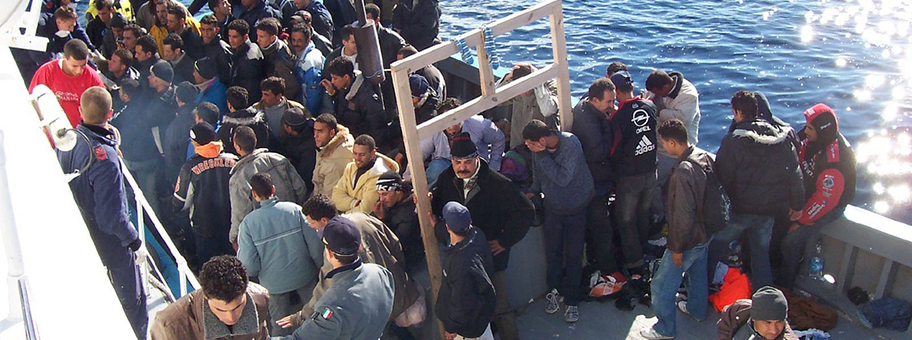 Gerettete Flüchtlinge auf einem Boot der italienischen Küstenwache vor Lampedusa.