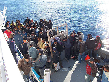 Aufgefangene Flüchtlinge vor Lampedusa, Italien.