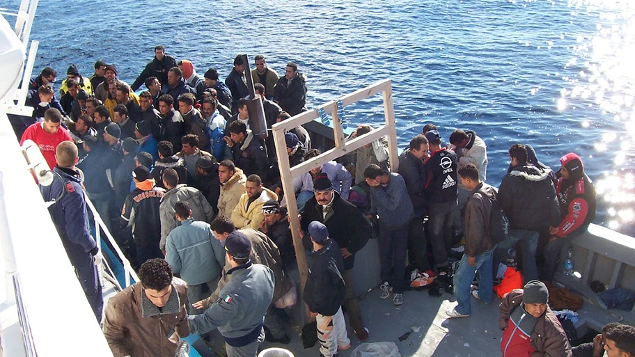 Gerettete Flüchtlinge auf einem Boot der italienischen Küstenwache vor Lampedusa.