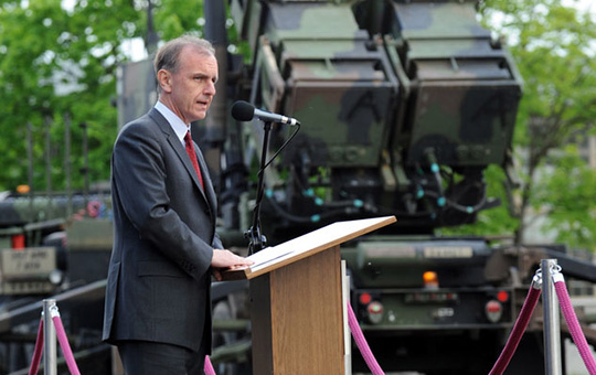 Der polnische Verteidigungsminister Bogdan Klich bei einer Rede auf dem Militärstützpunkt in Morag mit amerikanischen PatriotRaketen im Hintergrund.