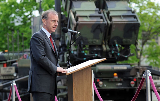 Der polnische Verteidigungsminister Bogdan Klich bei einer Rede auf dem Militärstützpunkt in Morag mit amerikanischen Patriot-Raketen im Hintergrund.