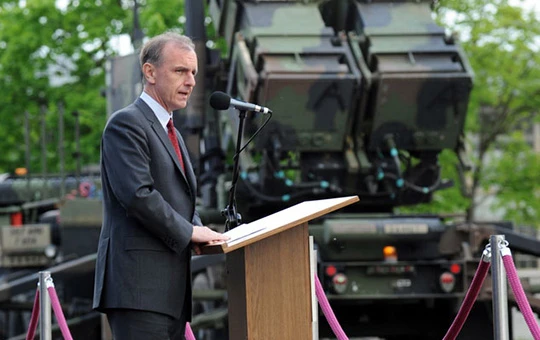 Der polnische Verteidigungsminister Bogdan Klich bei einer Rede auf dem Militärstützpunkt in Morag mit amerikanischen Patriot-Raketen im Hintergrund.