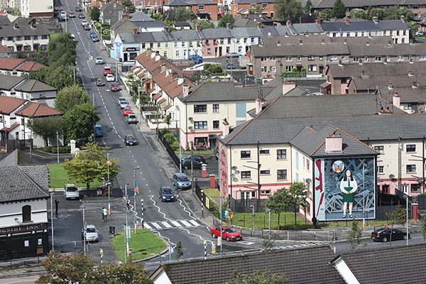 Wandgemälde zu den Unruhen im Stadtteil Bogside (Derry) 1971 (restauriert).