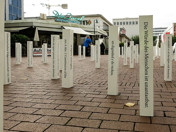 20 Jahre UN-Stadt Bonn am 26. Oktober 2016. Für die mobile Aktion "Die Würde des Menschen" wanderten Zitate aus den Verfassungen der Welt als bewegliche Installation durch das Stadtgebiet.